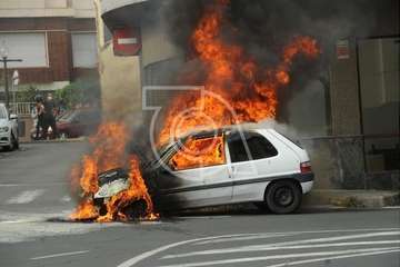 Arde un coche en la calle Poeta Pablo Neruda de Los Llanos de Telde/Eugenio Artiles y TA.